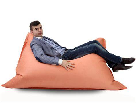 Oranžový valcový vankúš na sedačke